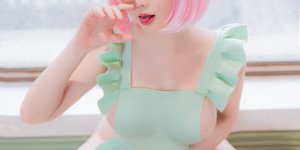 【大发娱乐】不可以色色..才怪！爆乳Coser「謎之手勢」全網嗨翻～