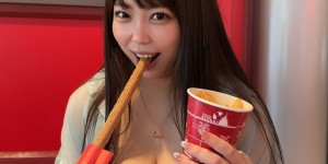 【大发娱乐】被烈空坐吃掉了！巨乳妹挺Ｉ奶當食物　網友卻放錯重點