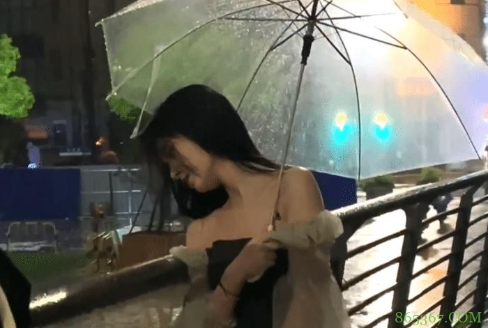 鞠婧祎雨天坚持外出摆拍，没有P图师的庇护，生图显露真实肤色