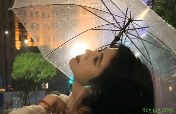 鞠婧祎雨天坚持外出摆拍，没有P图师的庇护，生图显露真实肤色