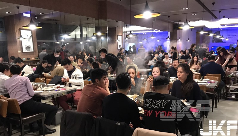 這次更狂！台北最猛火鍋店「辣妹服務」又引熱潮！大尺度「養眼福利」讓店家瞬間擠爆&#8230;